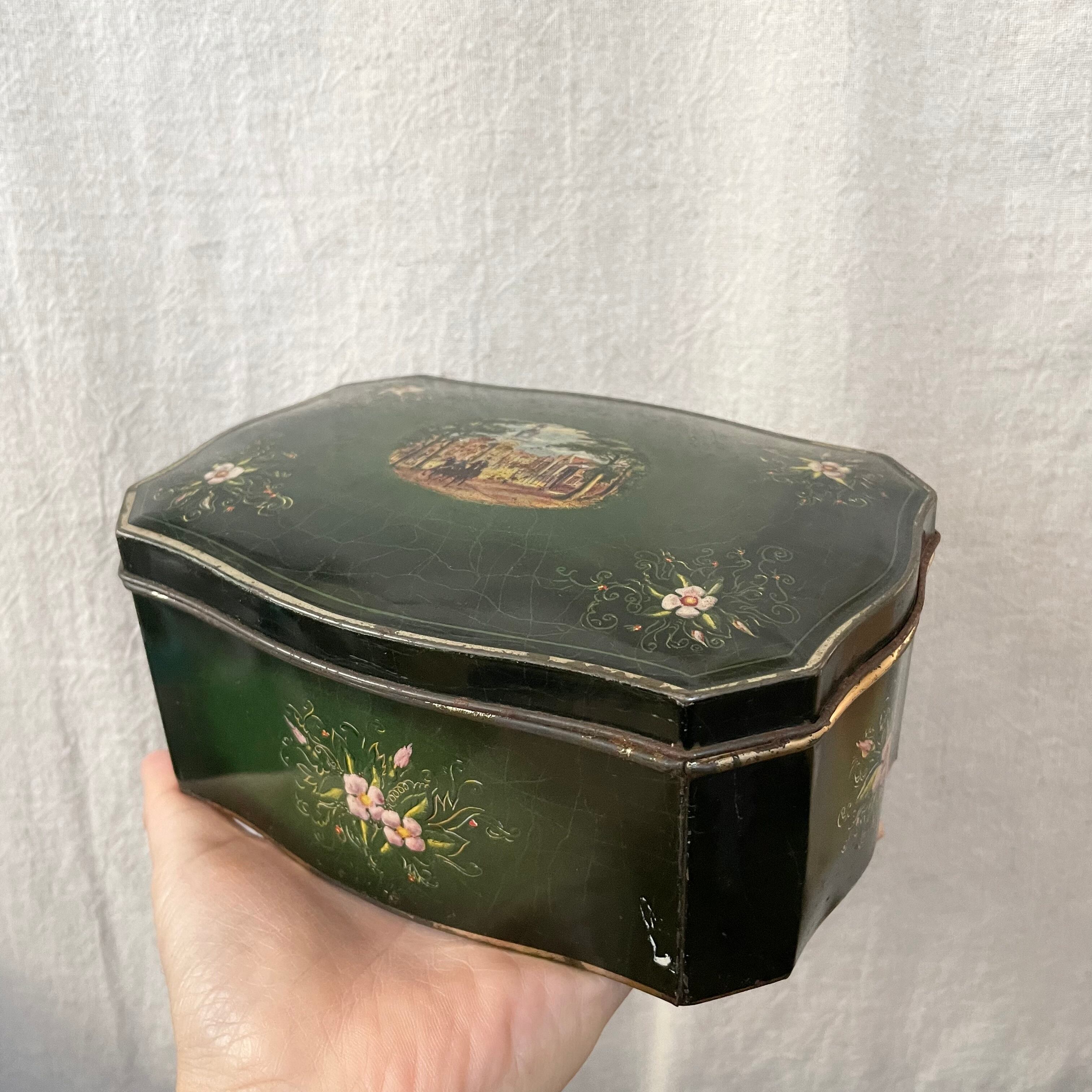 濃い緑の脚付きの缶