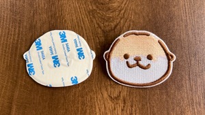 可愛いカワウソの大きなお顔刺繍バッジ（8cm）