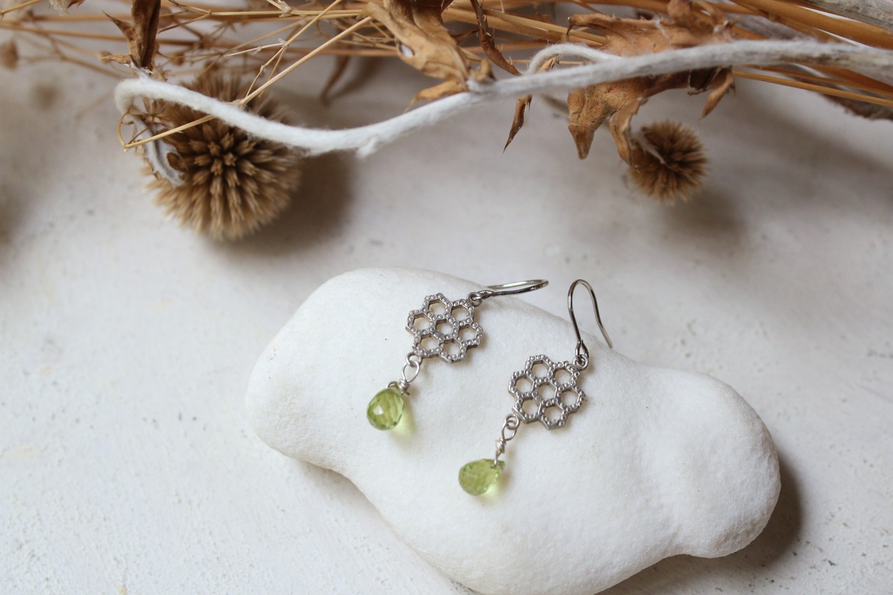 ペリドットの六角ピアス/silver