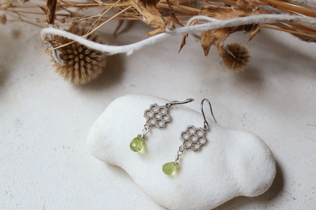ペリドットの六角ピアス/silver