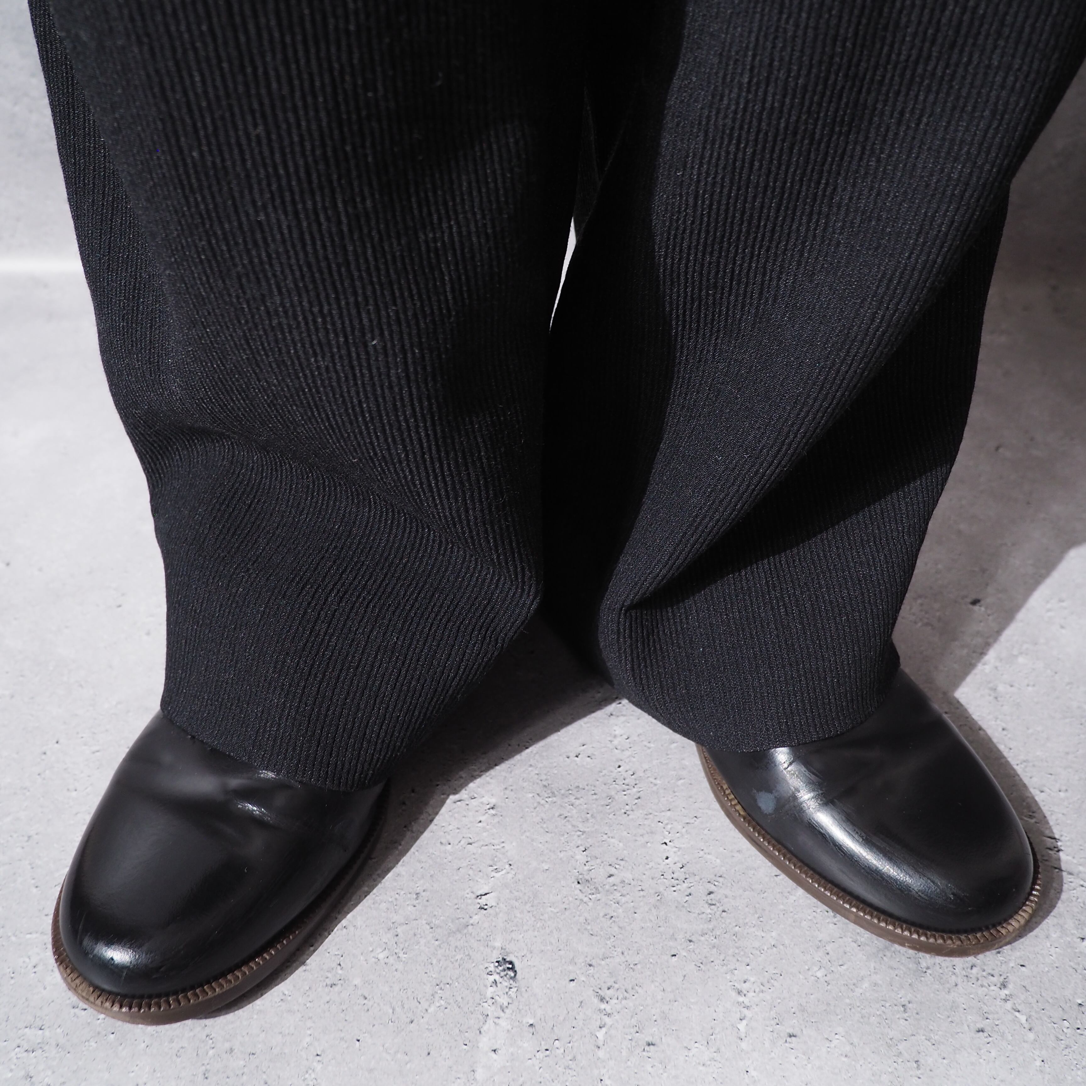 ” ISSEY MIYAKE MEN ” pleats line design two tuck dark gray slacks pants