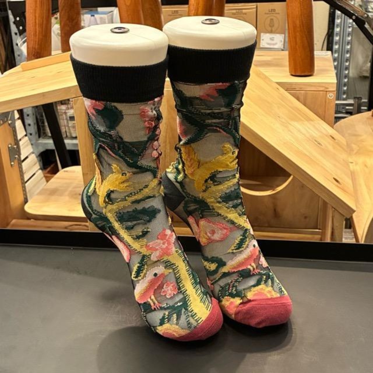 TOPANGA Socks Lady's Sheer art socks Squirrel and bird　シアーアートソックス　リスと鳥　ブラック　シースルー　レディースソックス　靴下　ギフト　