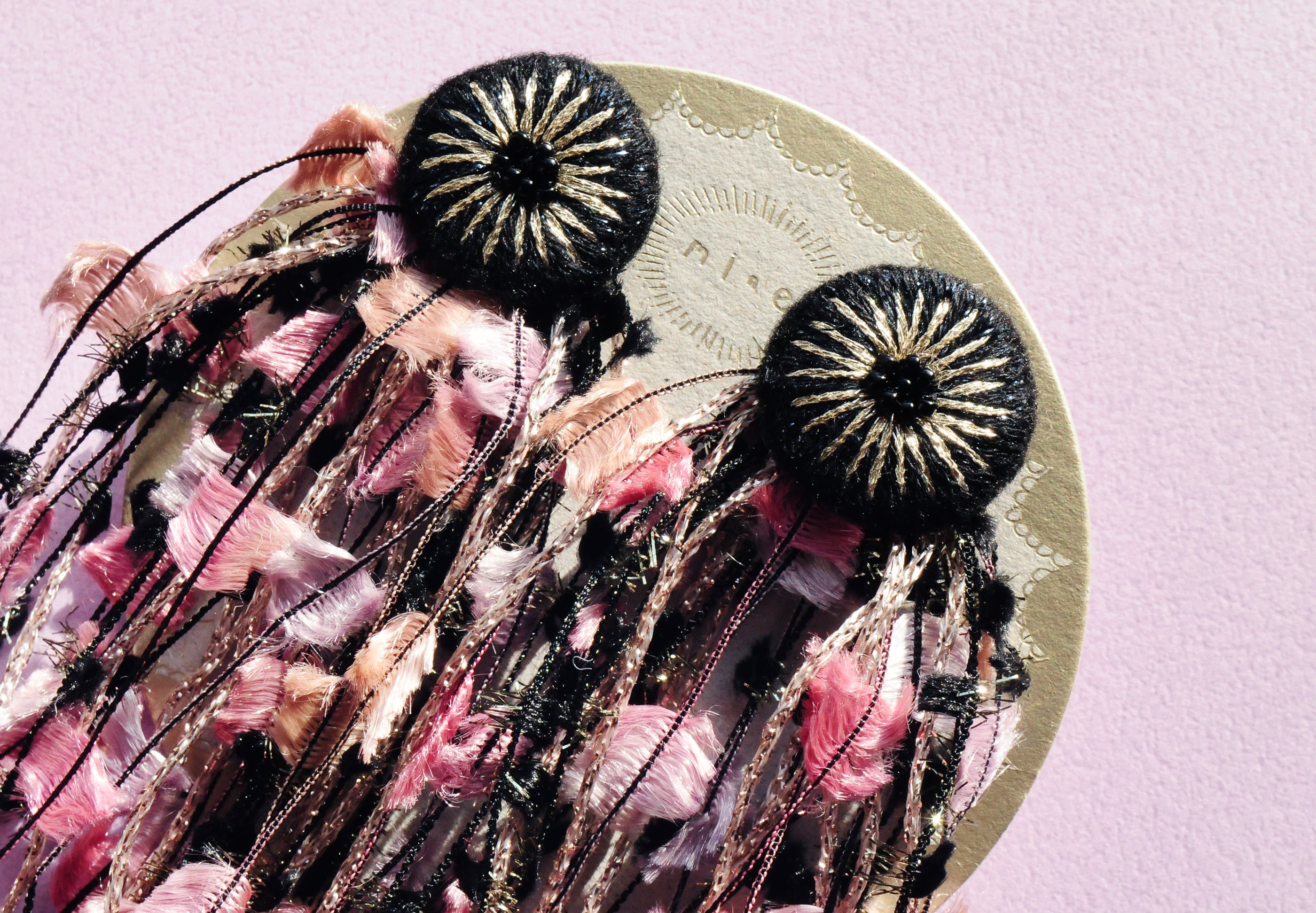 ＜Stella～願い事の星～＞『 刺繍フリンジイヤリング/Black×Pink 』