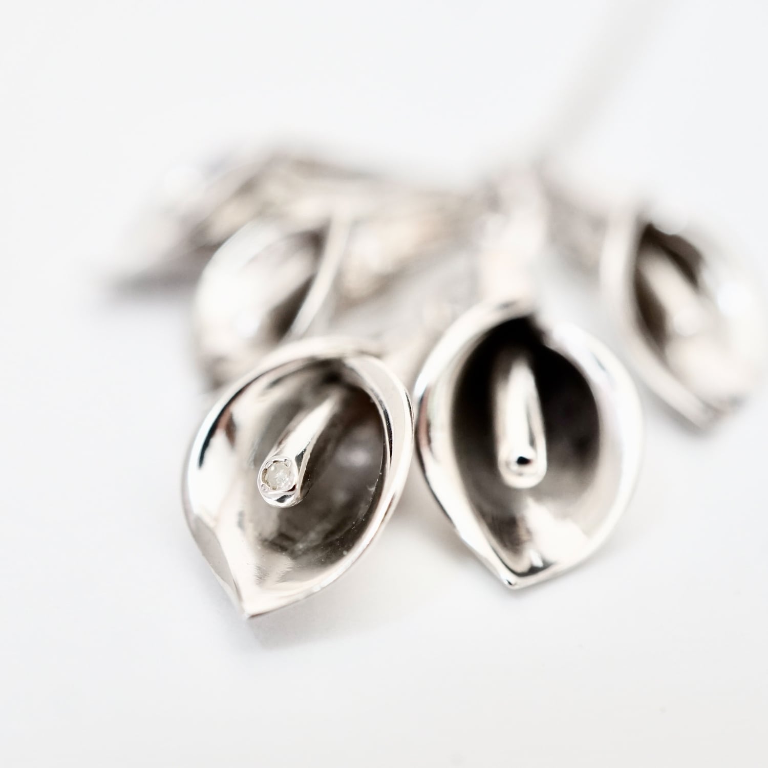 タイニーカラーリリーファイブピアス / Tiny Calla Lilly five タイニーカラーリリーファイブピアス / Tiny Calla Lilly five