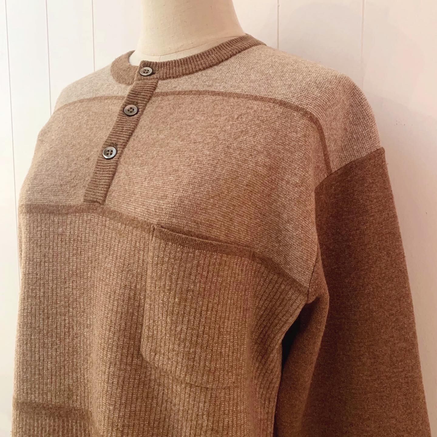 mini pocket brown border sweater
