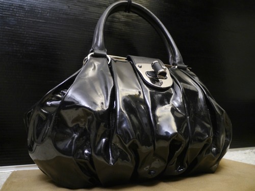 超レア22万★ALEXANDER McQUEEN アレキサンダーマックイーン ターンロックがま口デザイン プリーツ パテントレザー トートハンド バッグ 黒
