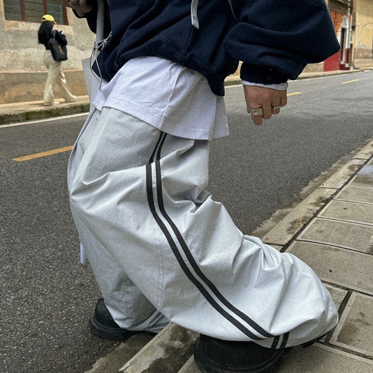 ホワイトグレーラインナイロンルーズパンツ　1101