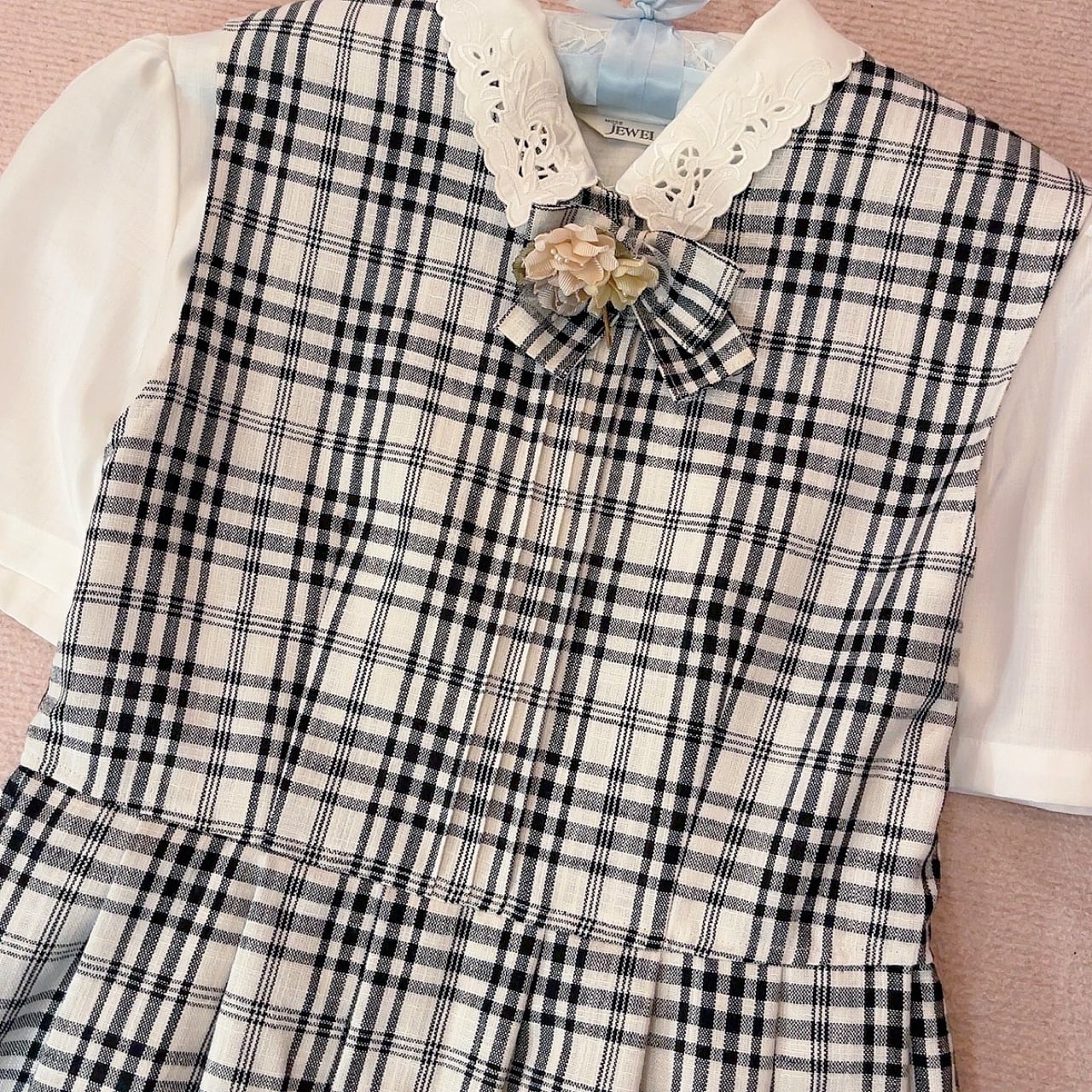 flower ribbon brooch check jumper skirt