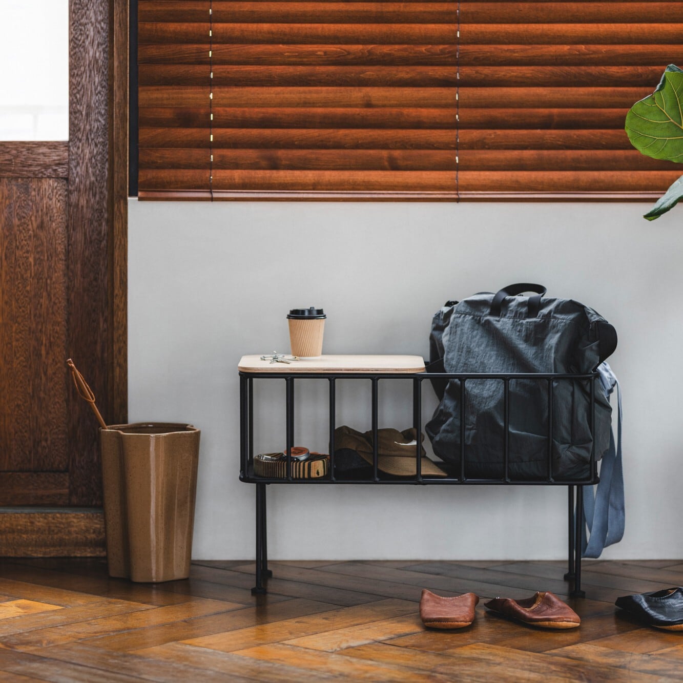 サイドテーブルやベンチになる小さな鉄家具 JOHN(Te22806) 一緒に暮らす家具 玄関先 バッグ収納 ポチジョン