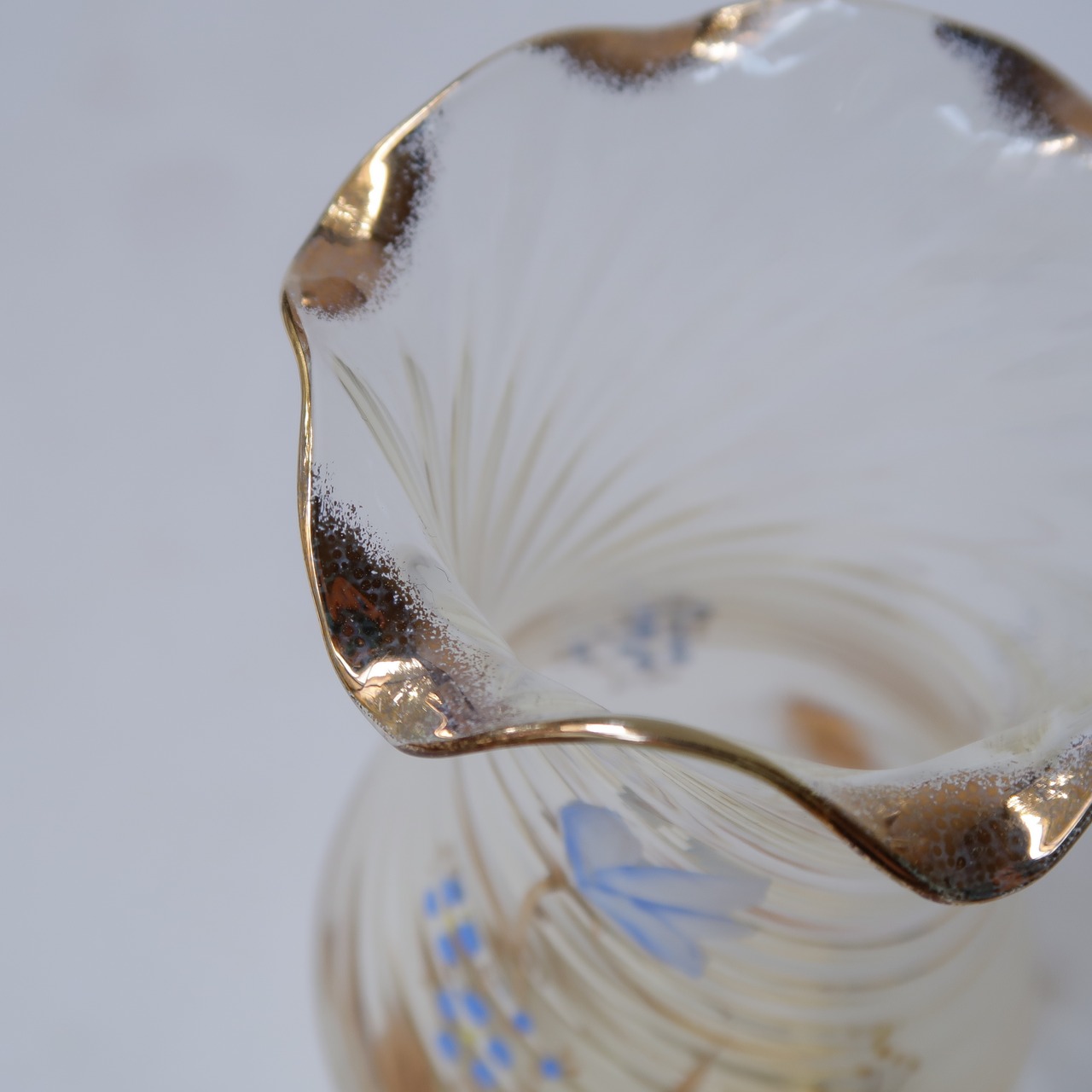 お花のペイントの花瓶