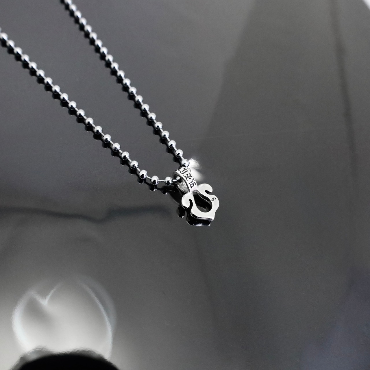 TINY RHYTHMIC HORSESHOE PENDANT / タイニーリズミックホースシューペンダント