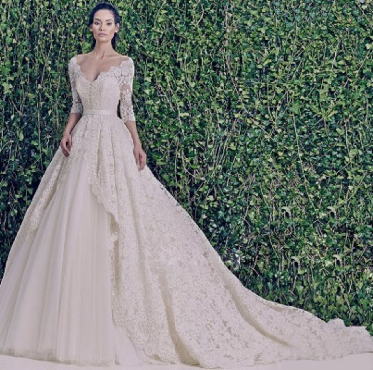 上品！ ウエディングドレス ホワイト ロングトレーン エレガントレース  