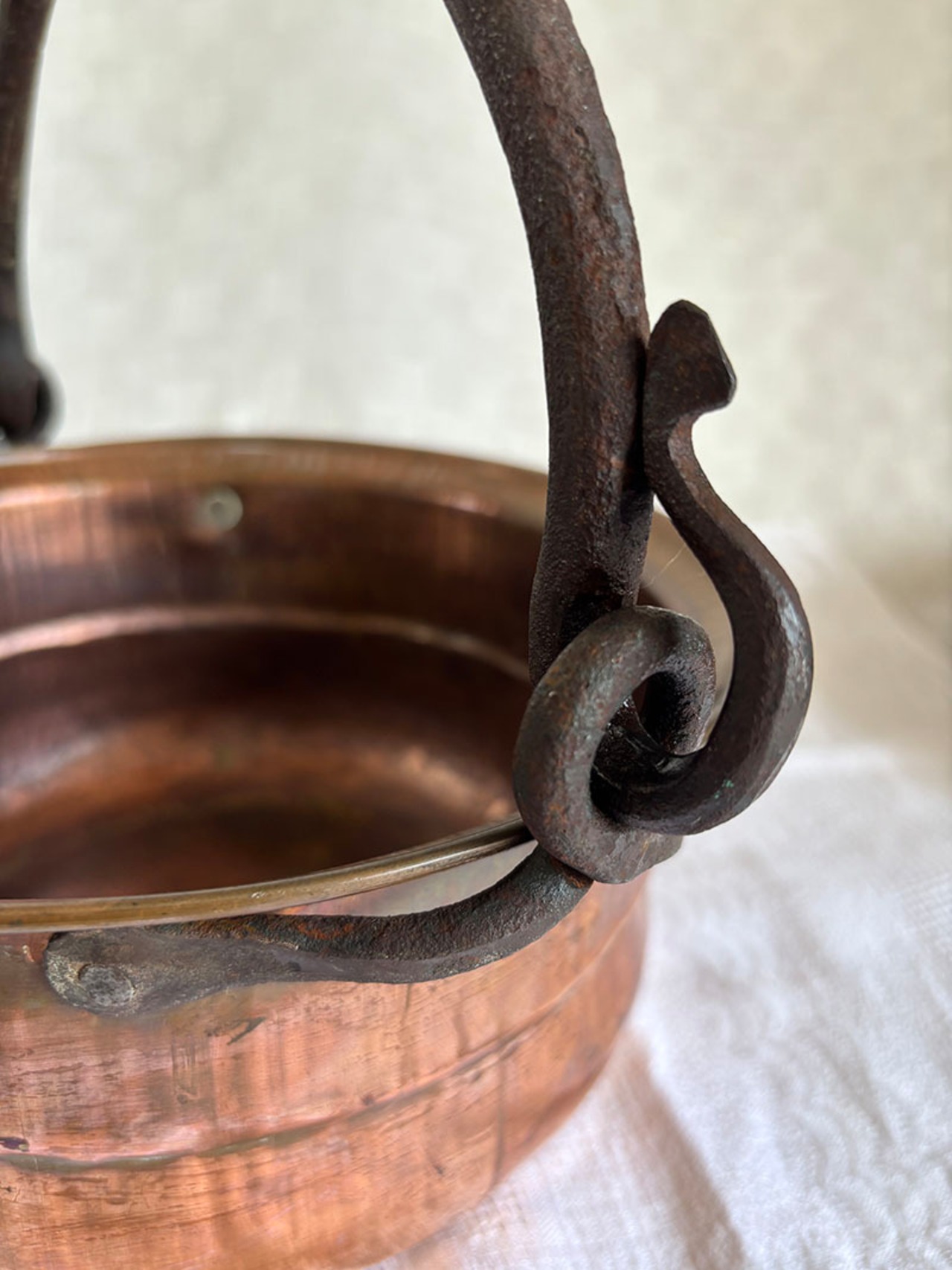 銅鍋　銅製調理なべ　暖炉用取っ手付き　吊り下げ型 12kweh18
