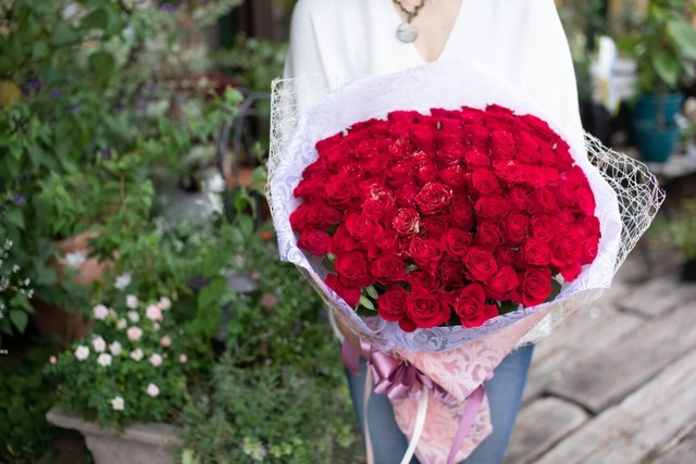 50本の赤バラの花束