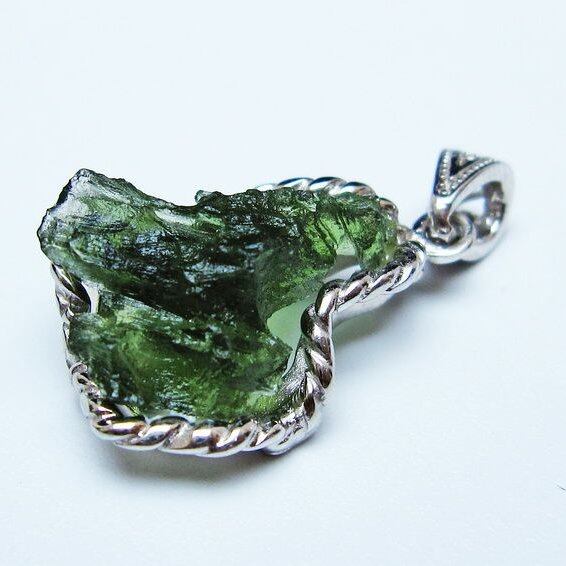 モルダバイト ペンダント モルダウ石 ペンダントトップ 原石 一点物 メール便可 [M便 1/20] 199-515