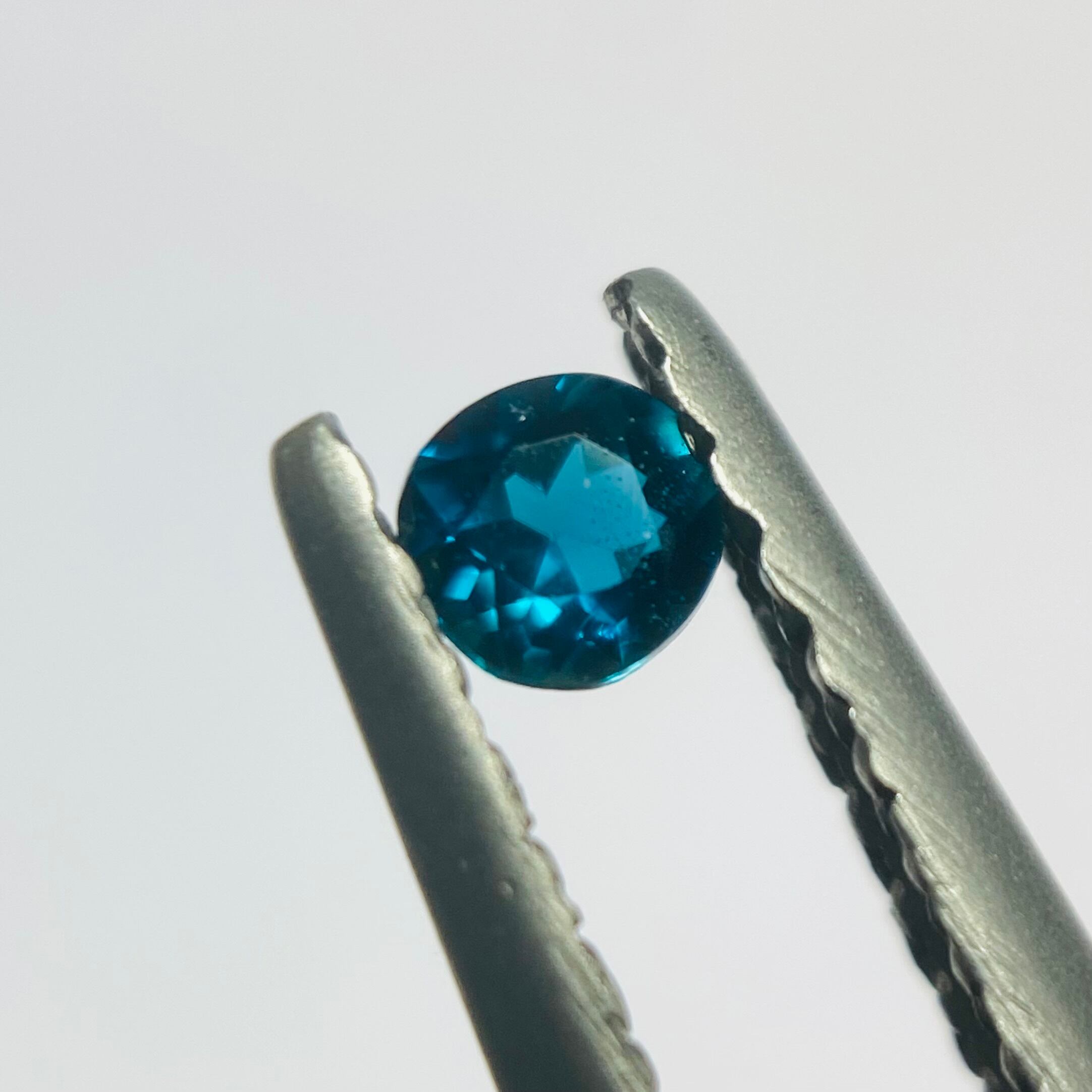 澄んだピーコックブルーのレアストーン ラズライト