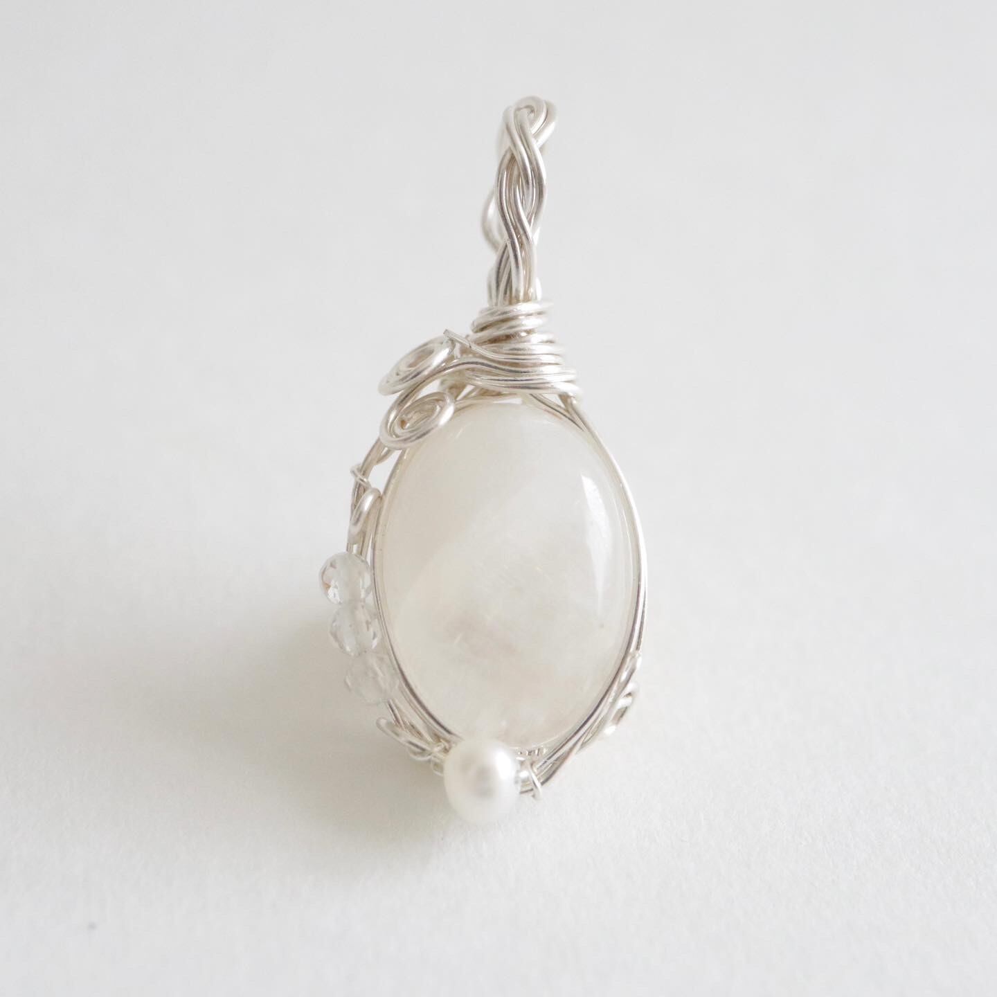 レインボームーンストーン 天然石ペンダントトップ ワイヤーラッピング