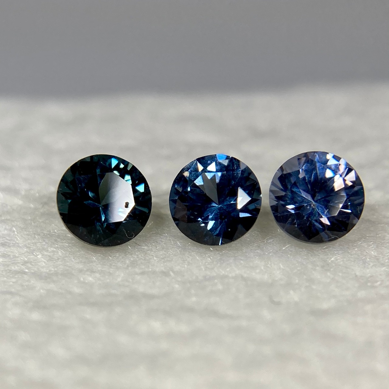[抽選販売] 3色スピネル　ラウンドカット 訳あってお買い得 約3.3mm　No.33W-1