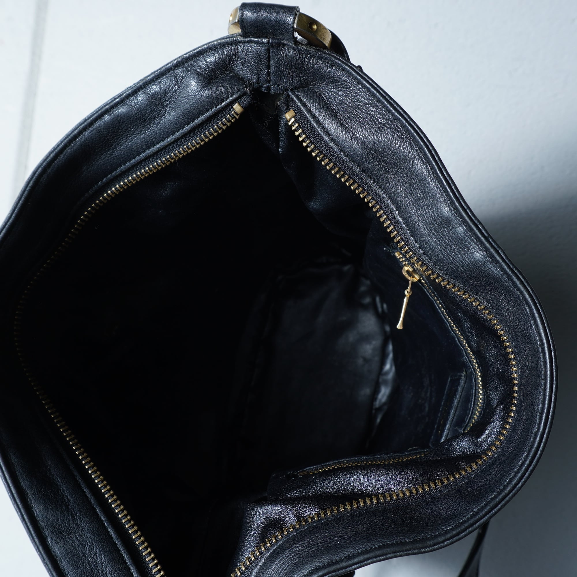 Courrèges】クレージュ エンボスロゴレザーショルダーバッグ black