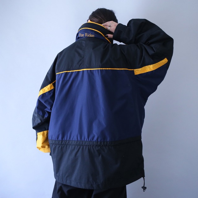 "Columbia" good coloring 3-tone design over silhouette mountain parka