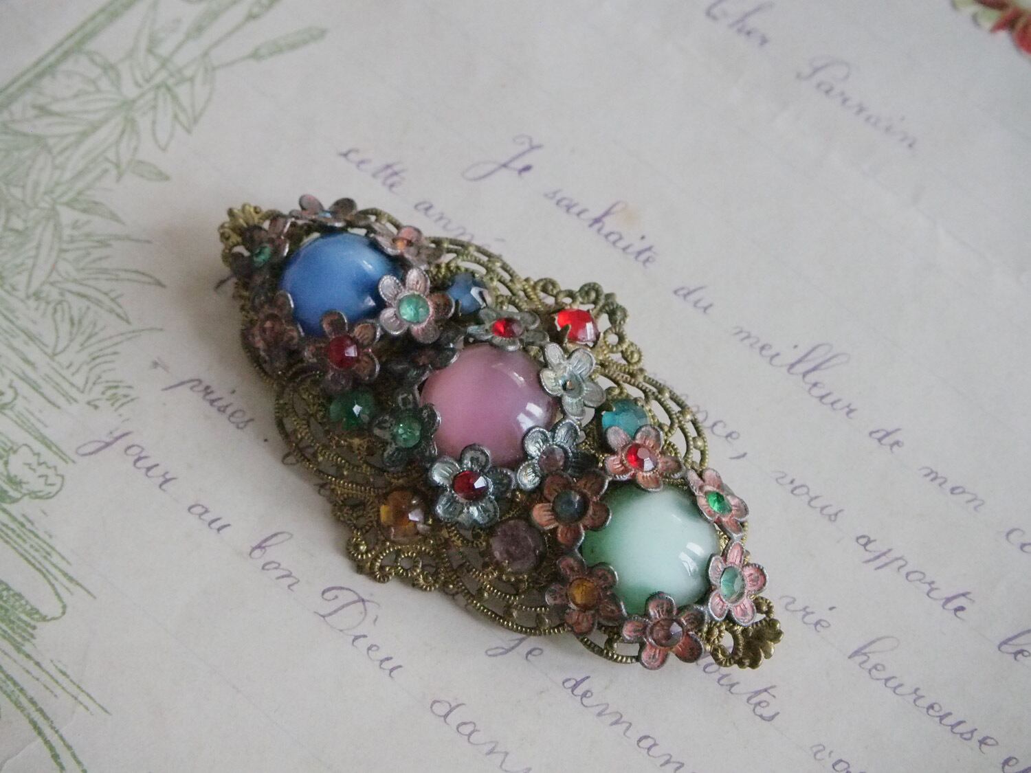 フランスアンティーク　ガラスのブローチ 1920年代花束のガラスブローチ（4×5.5cm） イギリスアンティーク