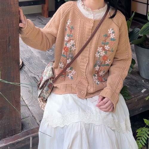 2色／ラインフラワー刺繍ニットカーデ ・12287
