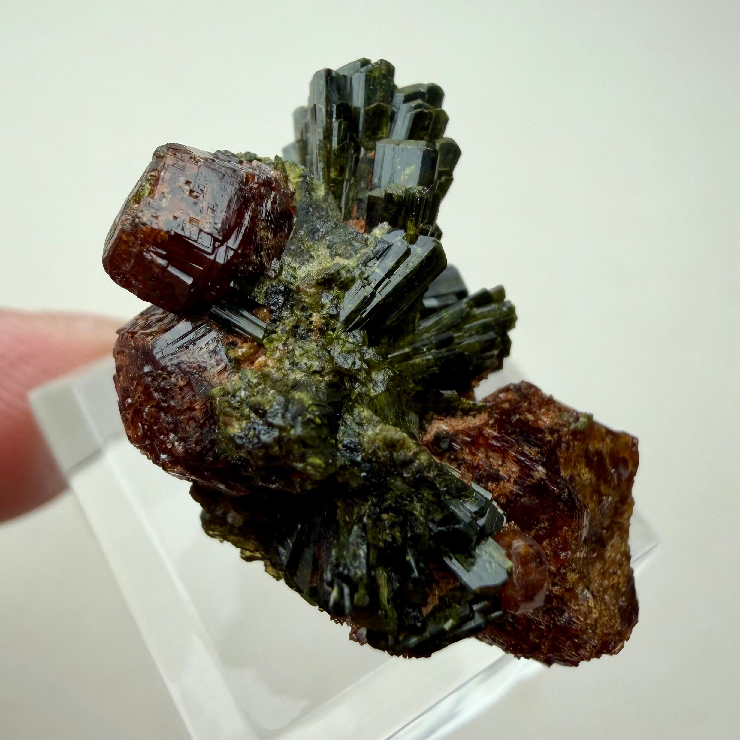 グロッシュラー / エピドート【Grossular with Epidote】中国産