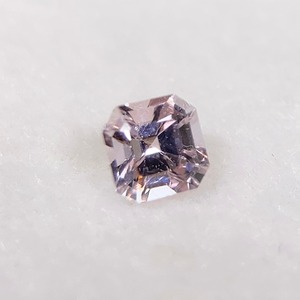 トルマリンの角砂糖  約3.9mm*3.9mm H2.9mm r-0424
