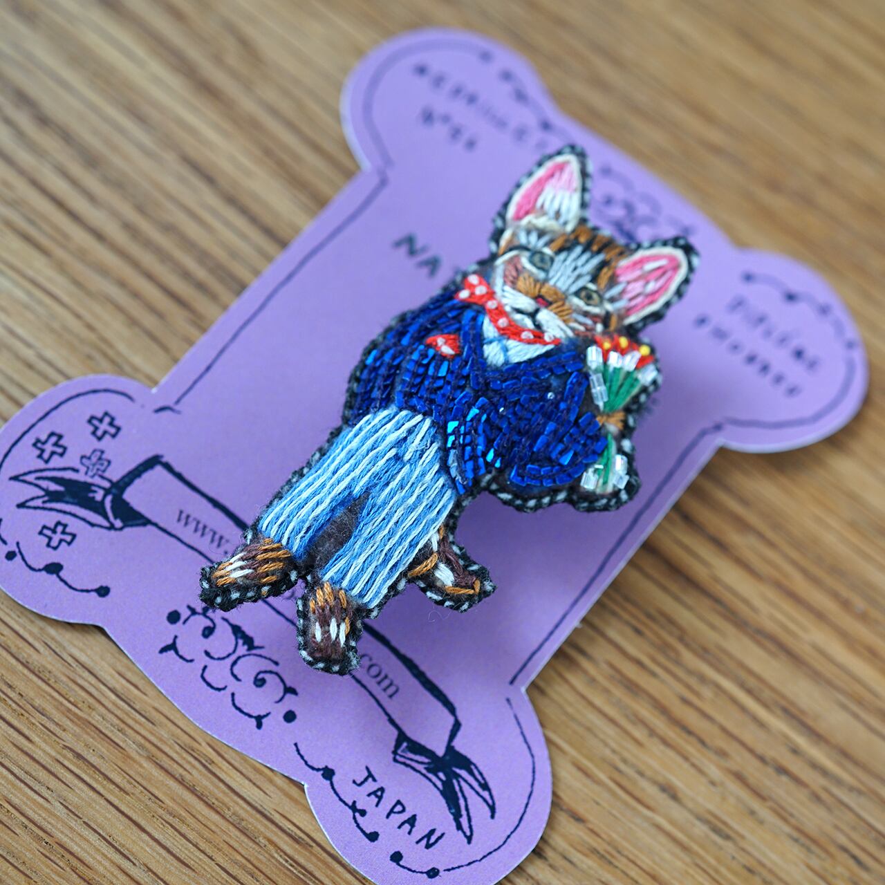 刺繍ミニブローチ Nathalie Lété Bouquet of flowers and a cat