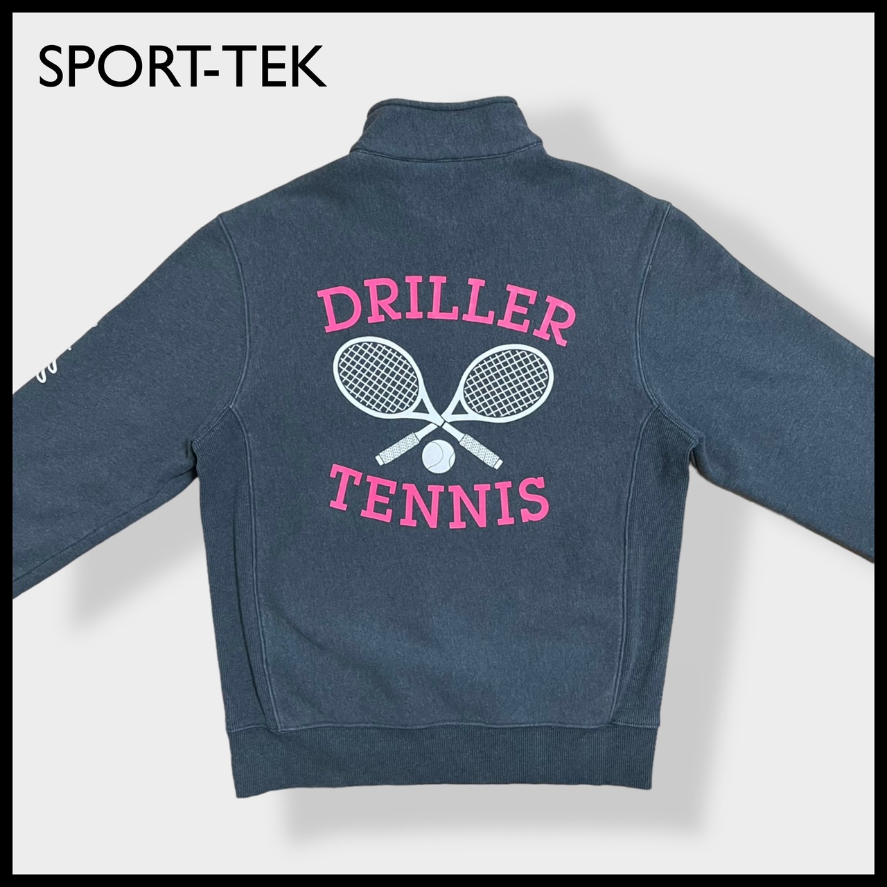 【SPORT-TEK】バックプリント テニス ワンポイントロゴ 袖ロゴ アーチロゴ DRILLER TENNIS ハーフジップ スウェット プルオーバー ダークグレー 肉厚 脇リブ 裏起毛 US古着