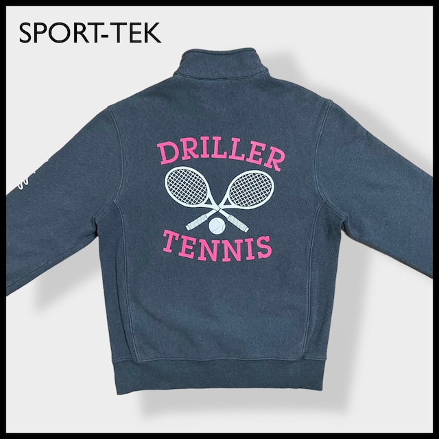 【SPORT-TEK】バックプリント テニス ワンポイントロゴ 袖ロゴ アーチロゴ DRILLER TENNIS ハーフジップ スウェット プルオーバー ダークグレー 肉厚 脇リブ 裏起毛 US古着