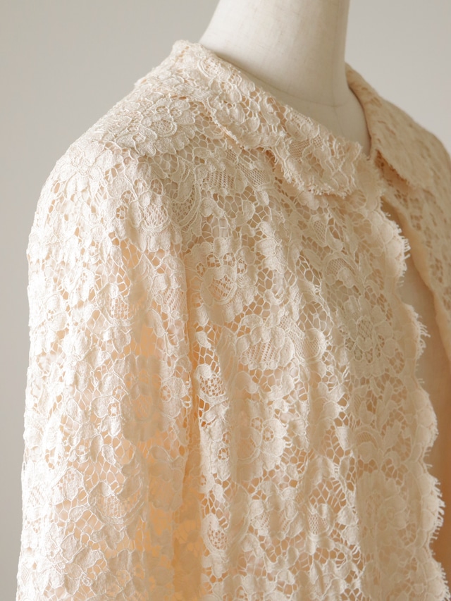 ●collared design lace blouse