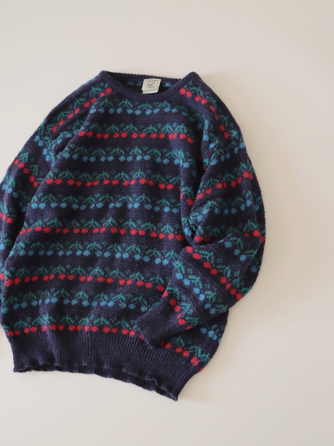 ●LAURA ASHLEY made in Scotland cherry jacquard fair isle wool sweater(navy)