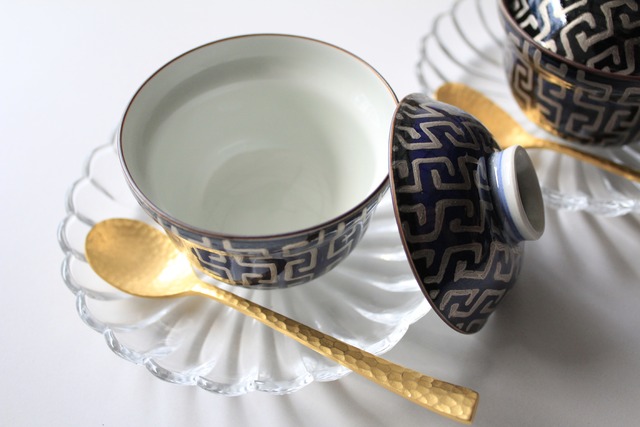 呉須巻銀彩地紋　小蓋物（台付）