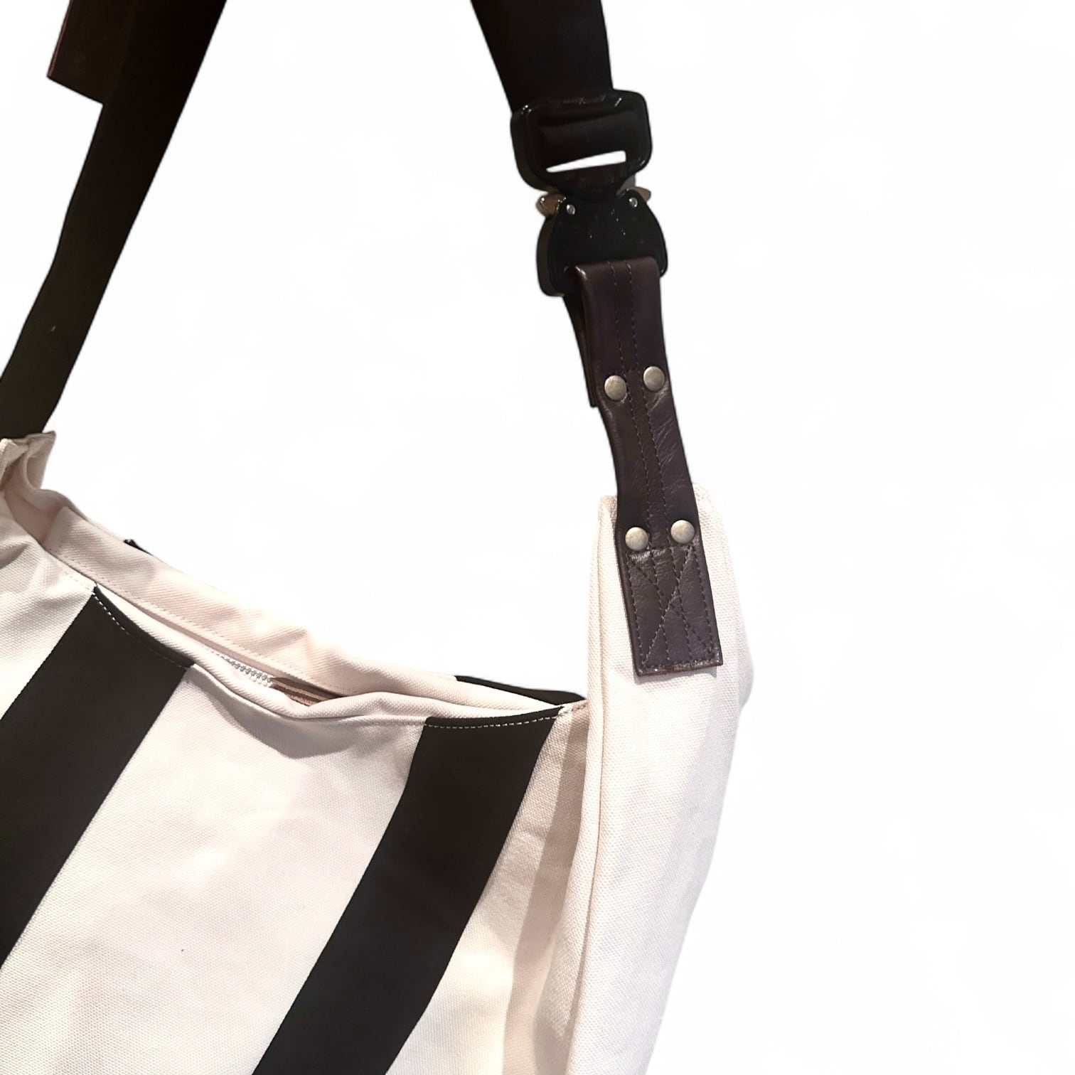 KHOKI  [3D CUTTING MESSENGER BAG]