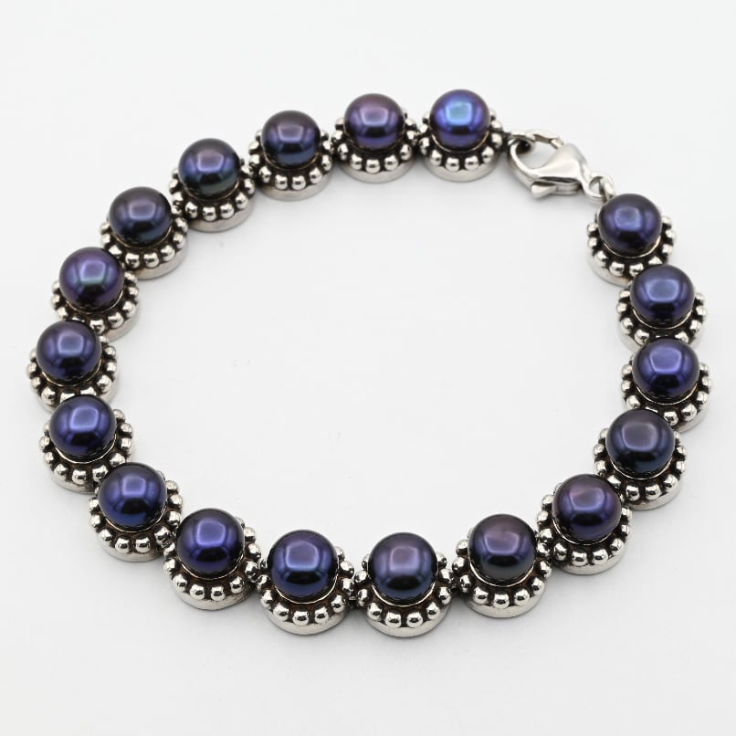 Rounded Black Pearl Accent Continuous Design Bracelet / China