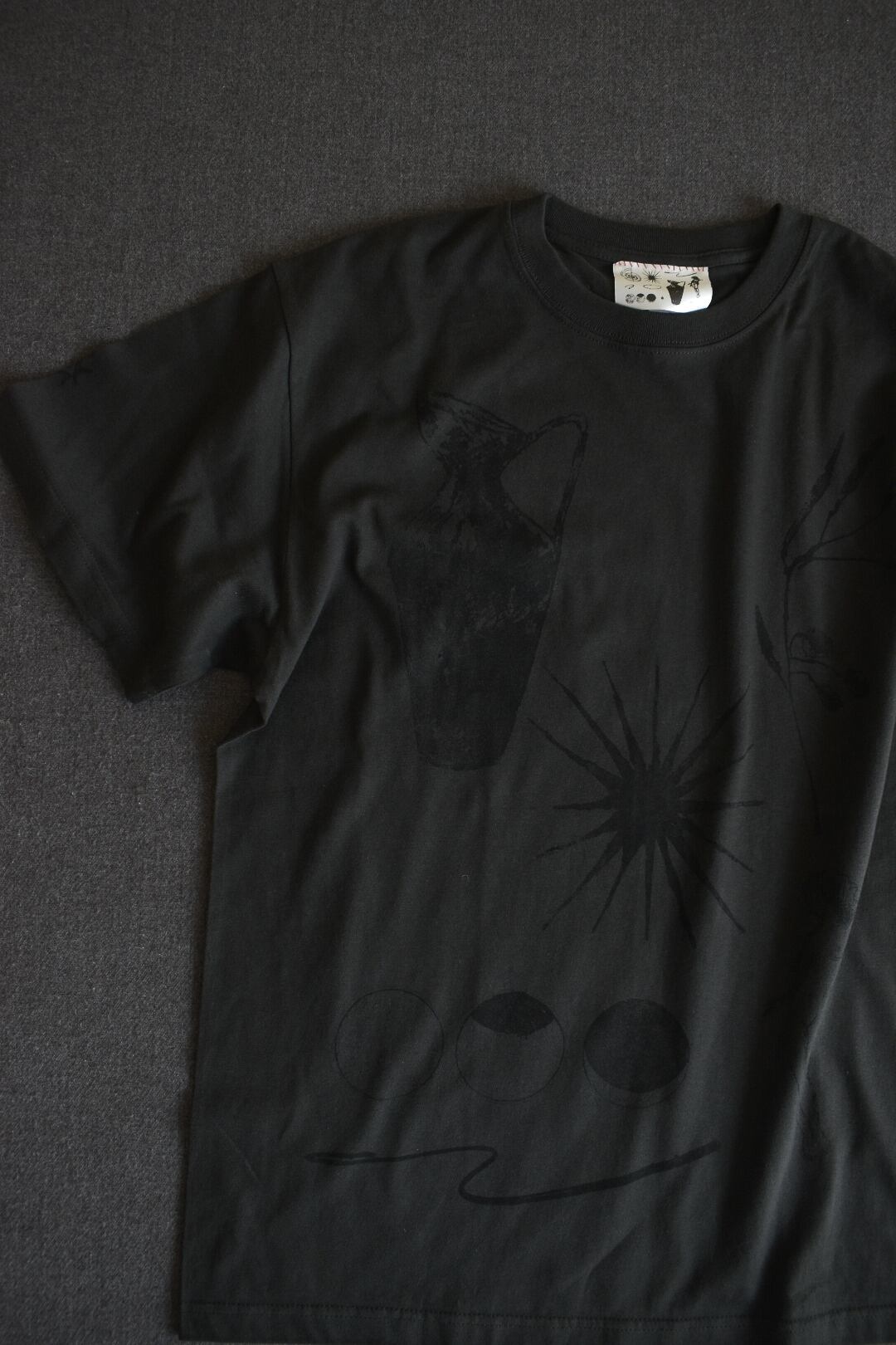 受注生産】physis block-printed Tshirt /charcoal | physis (ピュシス)