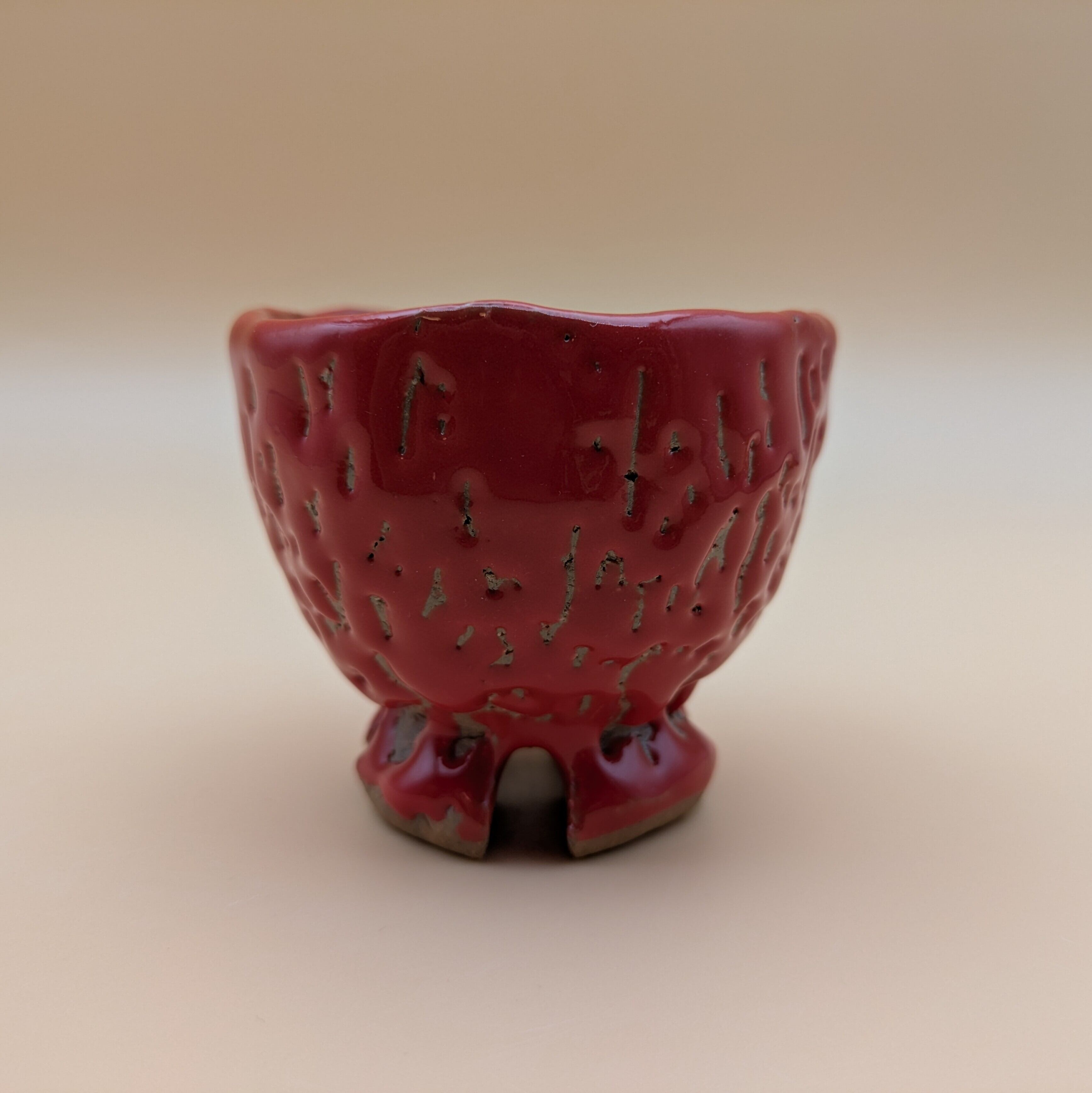 ⑦正規品 萩焼 萩陶苑 酒器 食器 ぐい呑 骨董品 焼物 木箱あり セット未使用 萩焼】 ぐい呑み 7.2cm （赤釉辰砂 鬼萩 暗金色結晶釉 四つ足高台） お