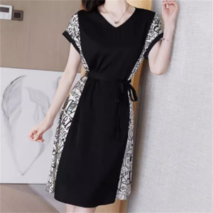 【送料無料】 ロングドレス ドレス 衣装 ワンピース パーティドレス ロング ひざ丈 袖あり 半袖 Vネック Aライン フレア プリント切り換えロゴ入り 薄手生地 エレガント 上品 可愛い きれいめ シンプル カジュアル シック コンサバ 華やか おしゃれ お洒落 主役級 こなれ感 高見え 高級感 夏 20代 30代 40代 レディース 女性用 ママ服 デート お出かけ 女子会 お呼ばれ お茶会 授業参観 結婚式 二次会 パーティ 演奏会 誕生日会 韓国 オルチャン ファッション   インスタ映え