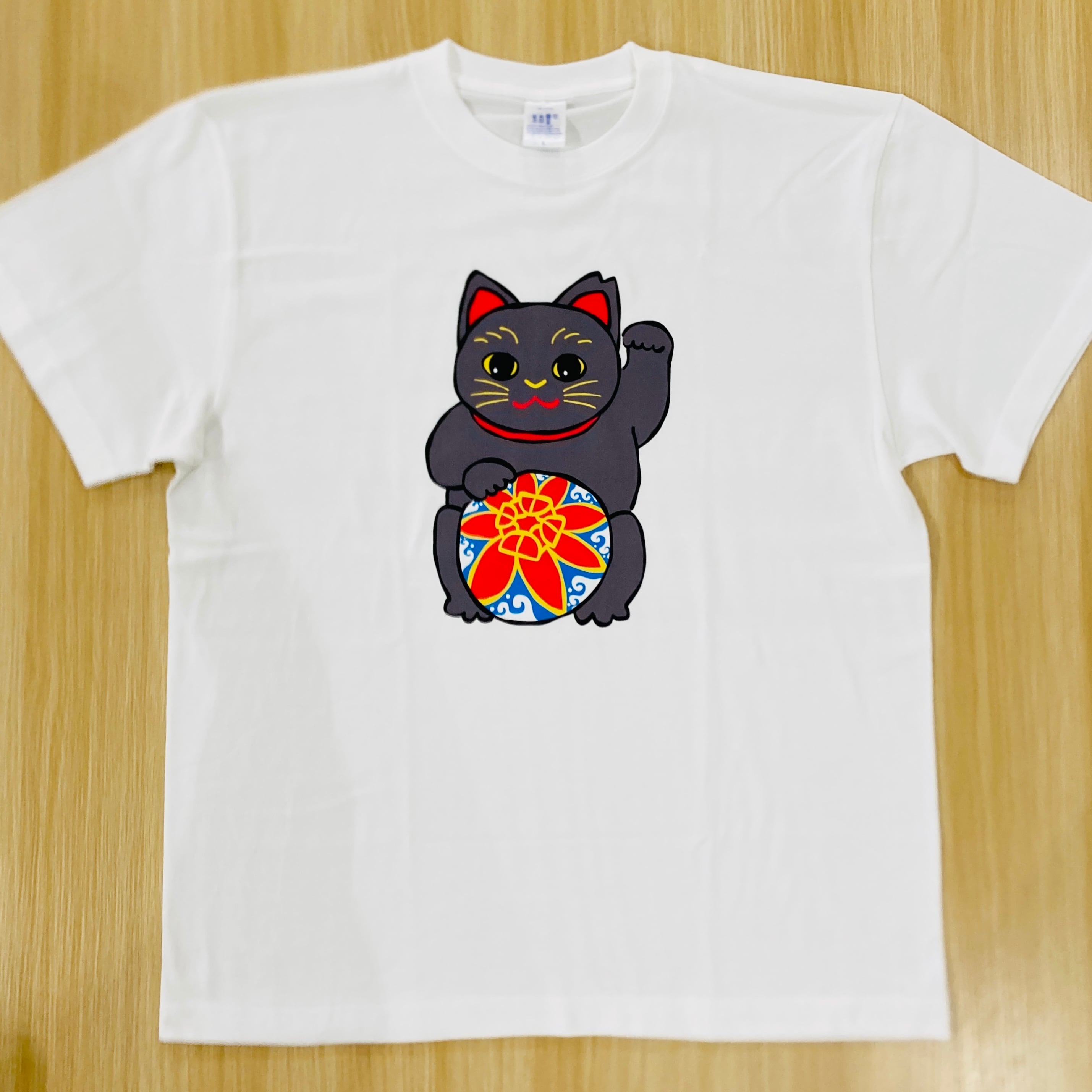 OKINAWA LUCKY CAT(沖縄招き猫)』Tシャツ(黒猫・白T) | 海猫商店