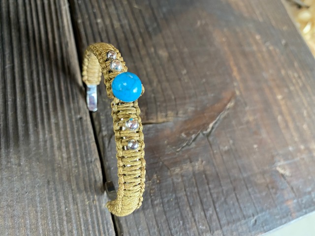 ターコイズがアクセント シルバービースとターコイズの編み込みのブレスレット