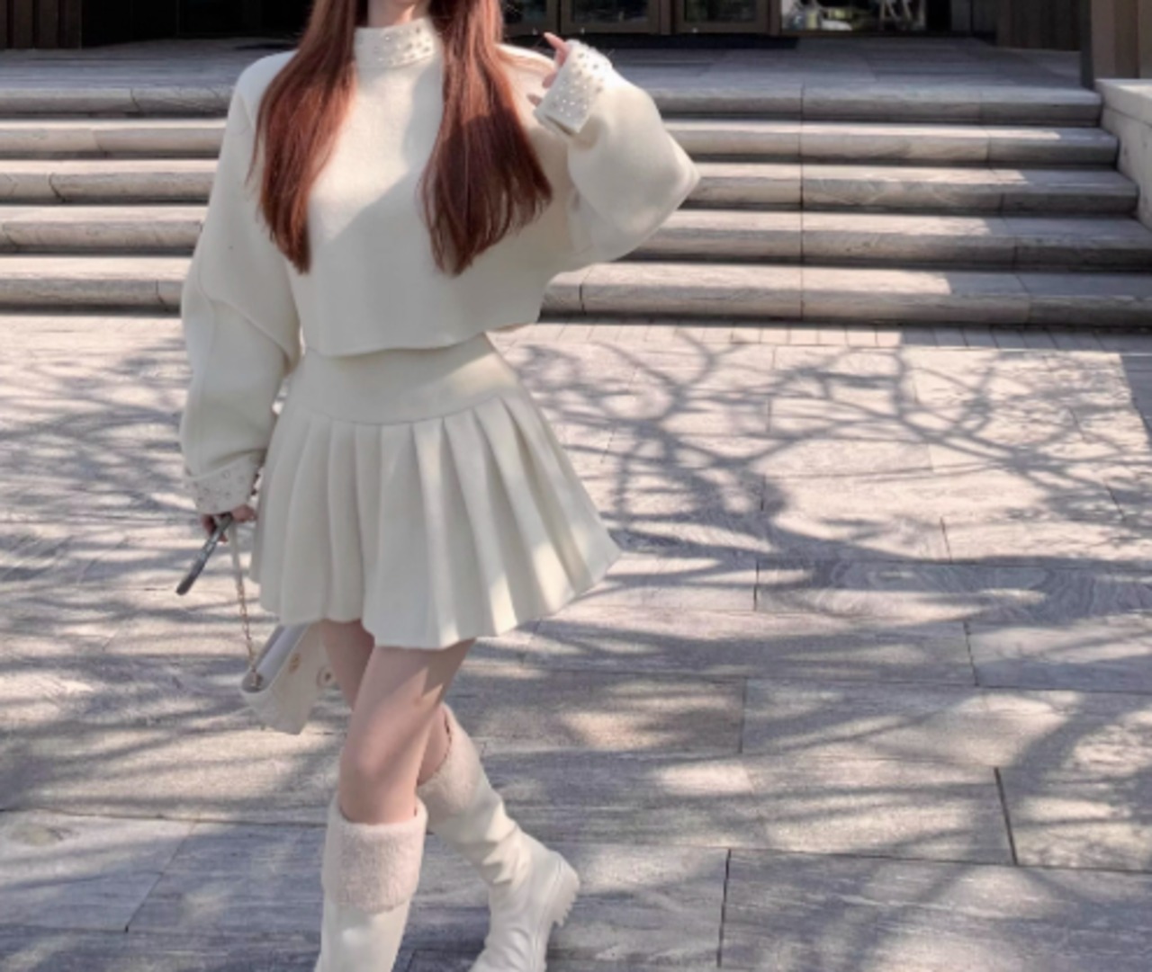 さりげないビジューがかわいい♡ハイネックトップス+プリーツ