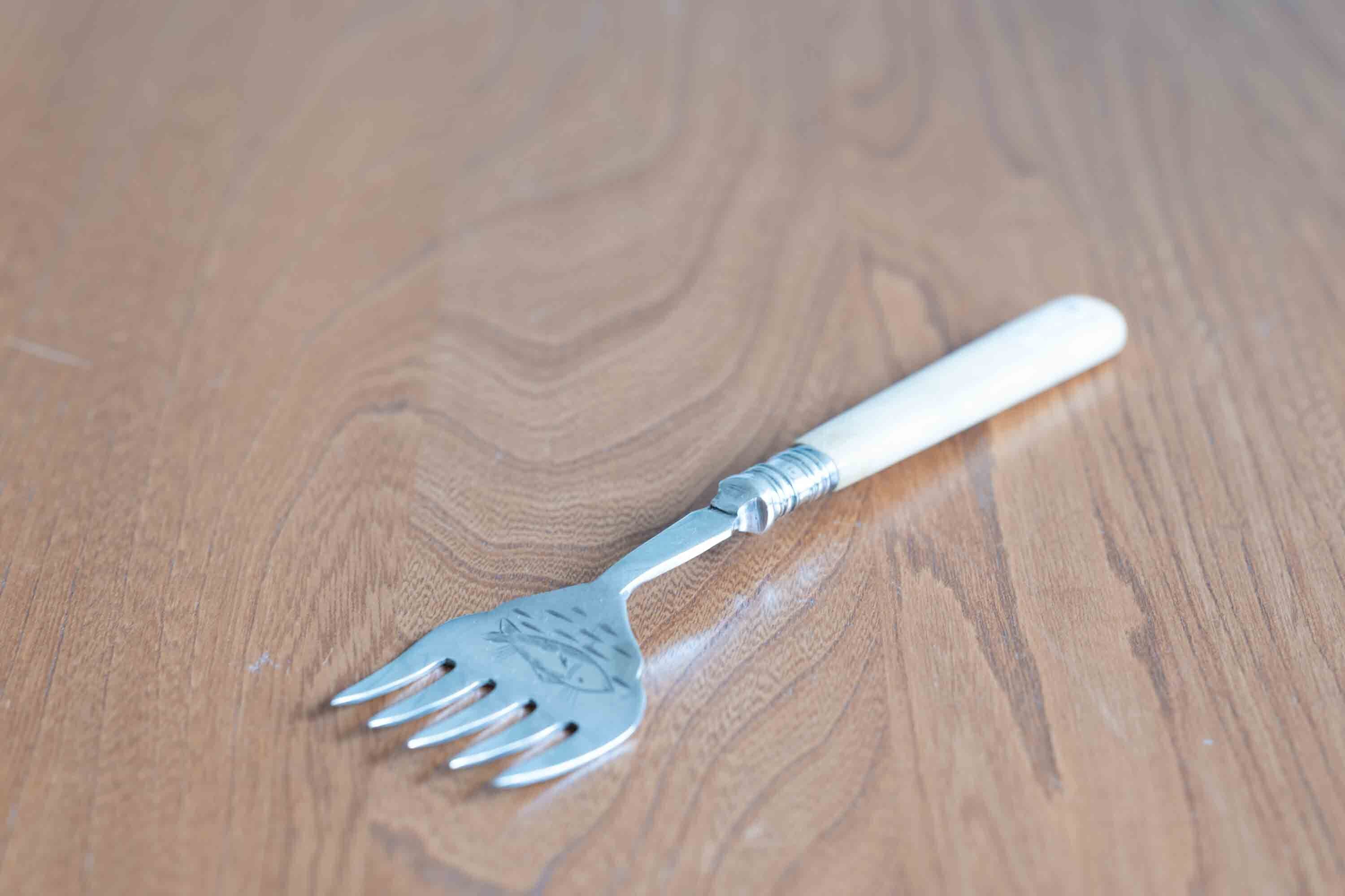 ボーンハンドル(象牙) 銀プレート 魚用フォーク その2