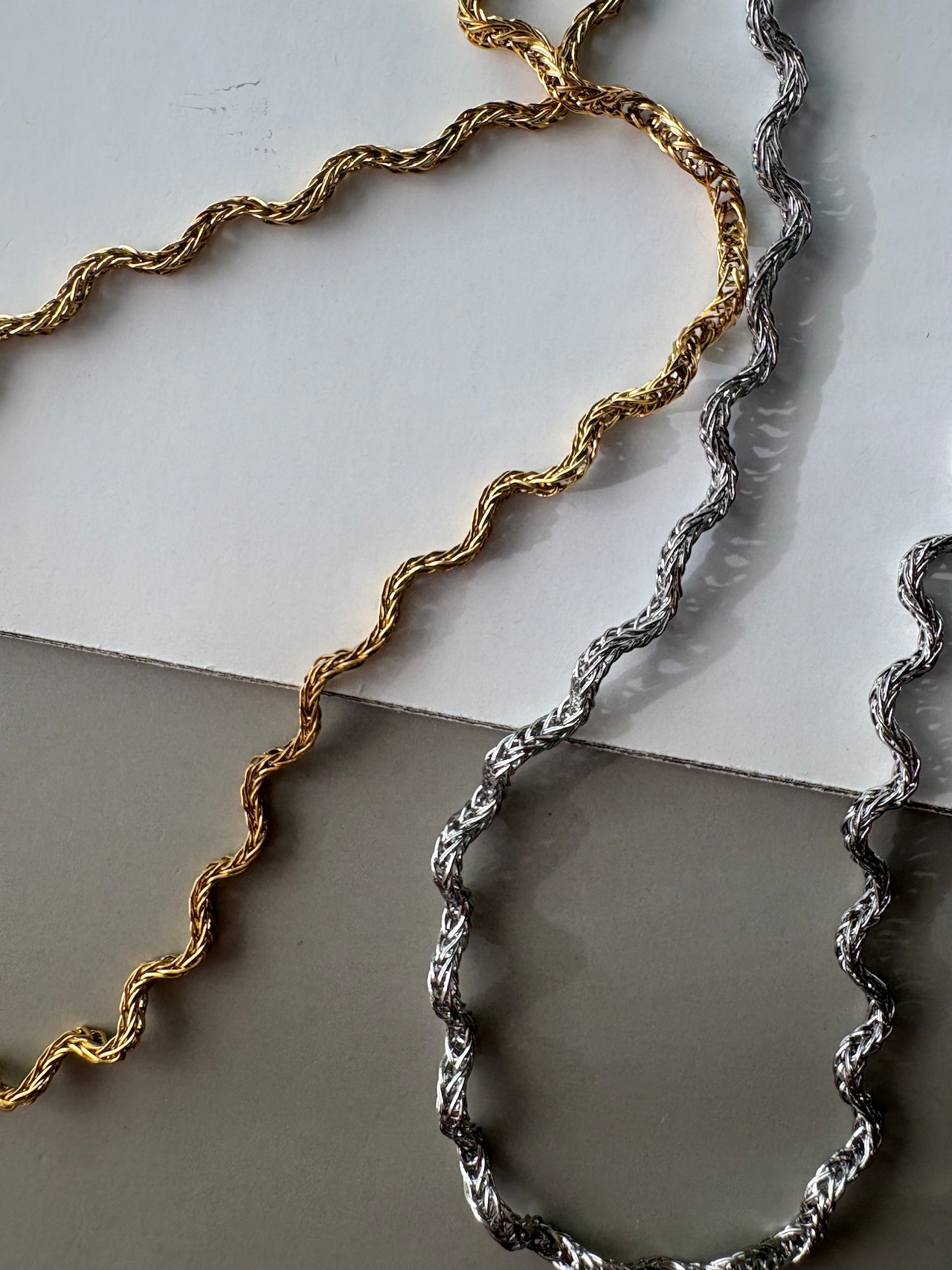 ウェーブエッジネックレス