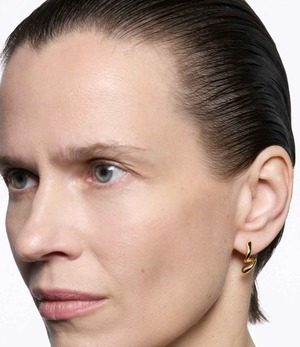MARIA BLACK マリア・ブラック/Coily Huggie Pierced Earring - Yellow Gold/ ピアス