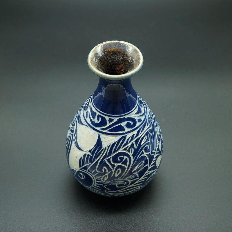 かき落とし魚紋の花瓶【金城陶器秀陶房】 | 沖縄の工芸品 うぃーりきさん
