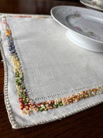 テーブルマット 色刺繍 　花のレリーフ　テーブルセンター　19clm74-1
