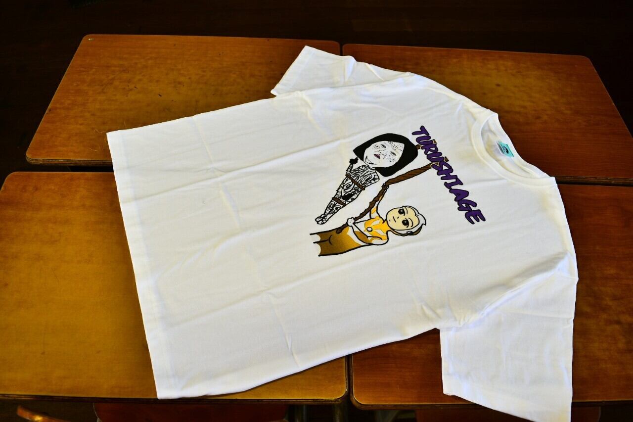 TURUSHIAGE Tシャツ