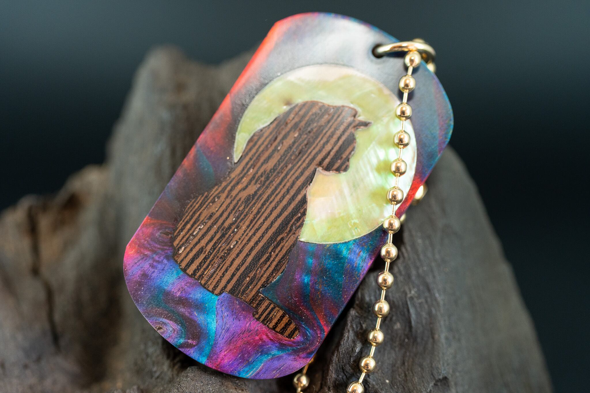 【カナダの象徴】 ハードメープル瘤 スタビライズウッド ドッグタグ 象嵌 横を向く上品な猫