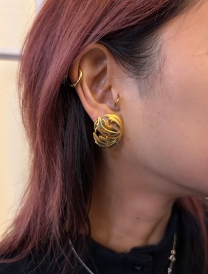 Givenchy/ vintage leaf gold earring.(o)